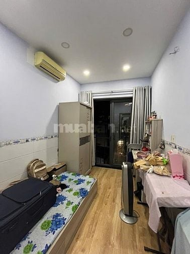 Nhỉnh 4 tỷ - 4 tầng lầu đúc - Giáp Q1