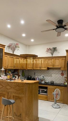 Nhà đẹp sang vô ở liền, có sân sau có hồ cá koi, hẻm xe hơi 