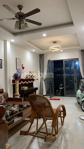 Nhà đẹp sang vô ở liền, có sân sau có hồ cá koi, hẻm xe hơi 