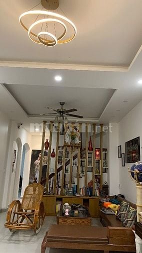 Nhà đẹp sang vô ở liền, có sân sau có hồ cá koi, hẻm xe hơi 