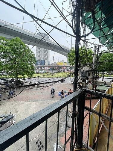 Cần bán nhà tập thể tầng 2 nhìn ra đường Trường Chinh 
