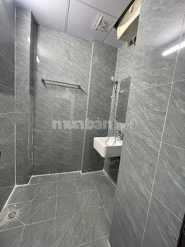 Cần bán nhà tập thể tầng 2 nhìn ra đường Trường Chinh 