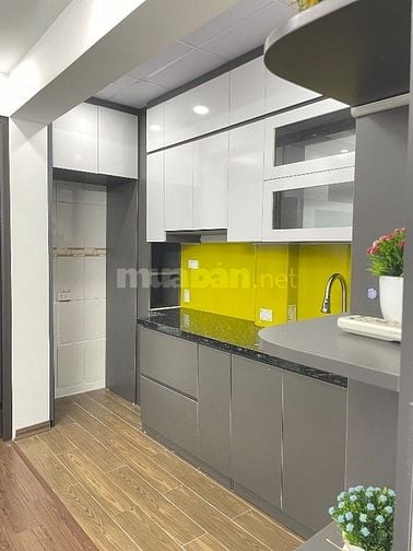Cần bán nhà tập thể tầng 2 nhìn ra đường Trường Chinh 