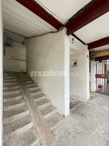 Cần bán nhà tập thể tầng 2 nhìn ra đường Trường Chinh 