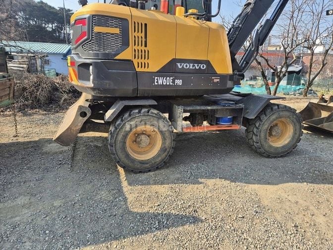 Cần thanh lý con VOLVO hàng bên Lào về