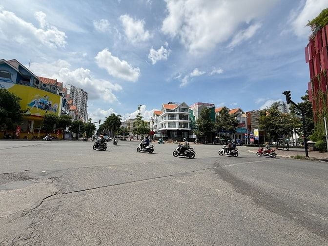 Cho thuê nhà căn góc ngã tư Nguyễn Thị Thập - D1 Himlam, dts1000m