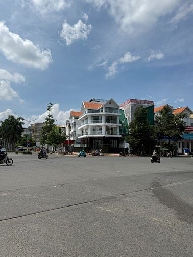 Cho thuê nhà căn góc ngã tư Nguyễn Thị Thập - D1 Himlam, dts1000m