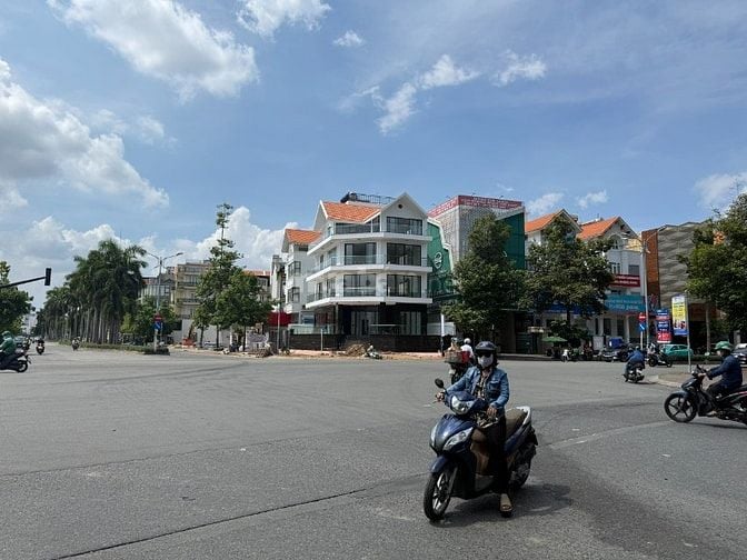 Cho thuê nhà căn góc ngã tư Nguyễn Thị Thập - D1 Himlam, dts1000m