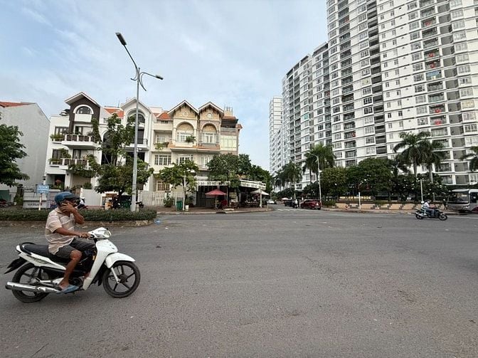 Cho thuê nhà căn góc ngã tư Nguyễn Thị Thập - D1 Himlam, dts1000m