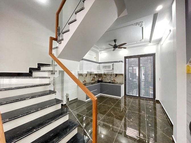 Chính chủ bán nhà 3 tầng hiện đại gần bờ hồ rế ô tô đỗ cửa ngày đê