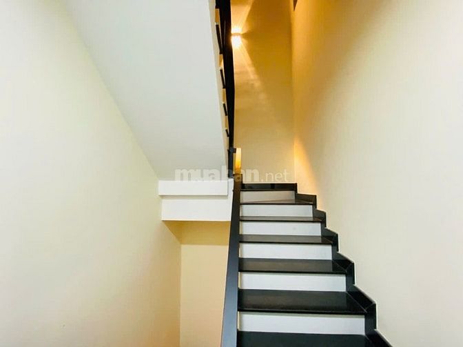 Bán nhà đúc 3 lầu thạnh Lộc 26 đường 12m luôn vỉa hè