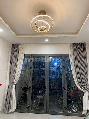 Nhà đẹp sang vô ở liền, có sân sau có hồ cá koi, hẻm xe hơi 