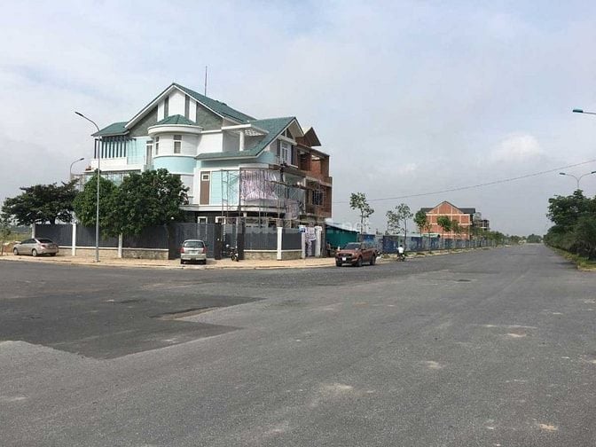 Bán lô khu 2 Long Hưng, sát biệt thự và kênh, 2 mặt tiền, sổ đỏ 