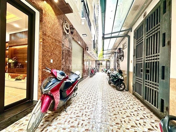 BÁN NHÀ GẦN ĐƯỜNG NGUYỄN KHANG – THANG MÁY – NỘI THẤT XỊN – Ở NGAY