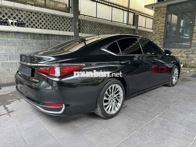 Lexus ES250 lướt đi ít km
