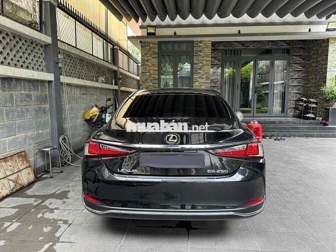 Lexus ES250 lướt đi ít km