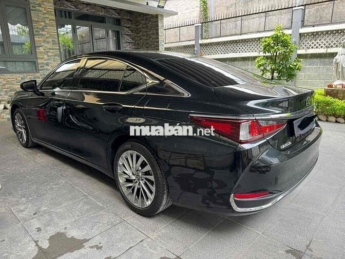 Lexus ES250 lướt đi ít km