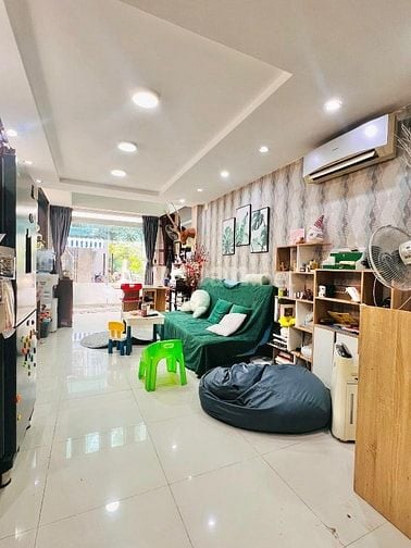 Bán nhà 5 tầng ngay phố ẩm thực Hậu Giang, dọn vào ở ngay.