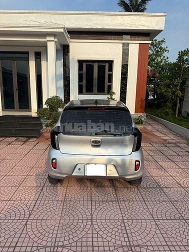 Kia Morning Van 1.0 AT đời 2011 màu bạc đang tìm chủ nhân mới.
