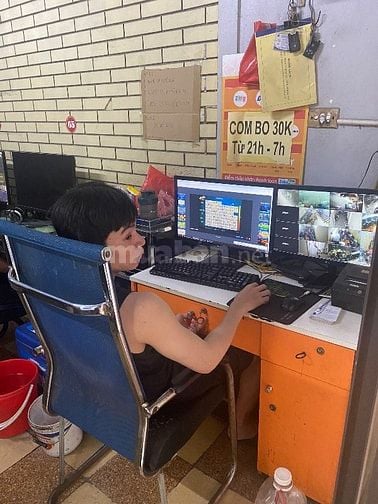 Tuyển nhân viên trông quán game
