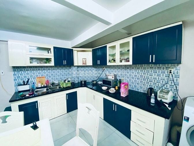 Nhà 3 tầng. Dtich 4,3x11 nở hậu 4,9m. HXH sát mặt tiền.Gần Lê Văn Sỹ