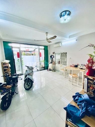 Nhà 3 tầng. Dtich 4,3x11 nở hậu 4,9m. HXH sát mặt tiền.Gần Lê Văn Sỹ