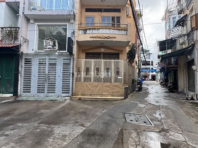 Nhà 3 tầng. Dtich 4,3x11 nở hậu 4,9m. HXH sát mặt tiền.Gần Lê Văn Sỹ