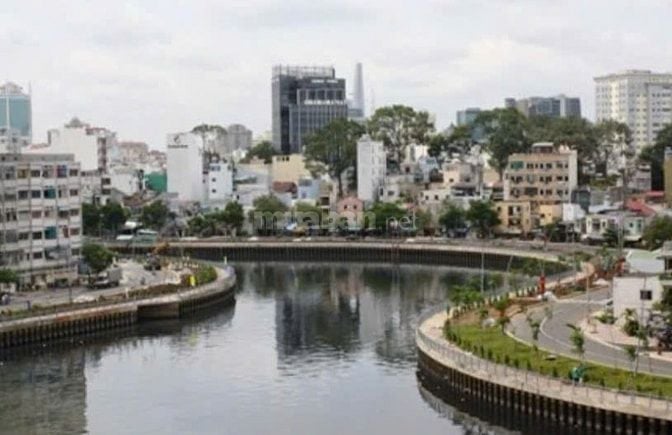 Chính chủ cần bán gấp nhà mặt tiền Trường Sa, view sông rất đẹp. 