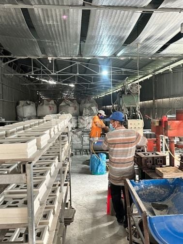 Tuyên 1 công nhân sản xuất gạch bông gió tại cty