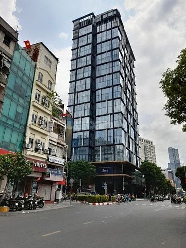 Cho thuê nhà mặt tiền trung tâm Q1 dtsd: 700m 6 lầu 20P giá 170tr/th