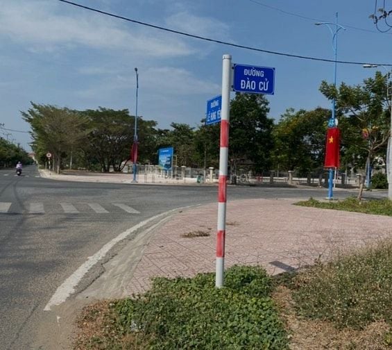 Bán gấp nhà mặt tiền đường Đào Cử