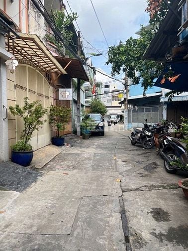 Cần bán gấp nhà hẻm xe hơi 8m Lạc Long Quân. P10, Quận 11.