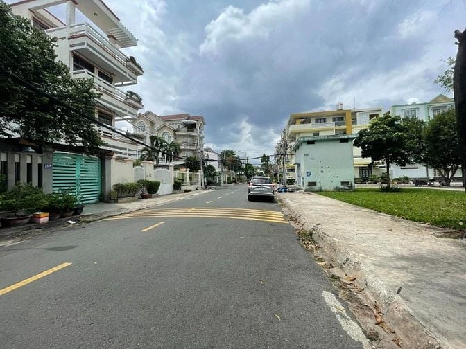Biệt thự cho thuê 8x20m 2 lầu, đối diện công viên, khu tên lửa.