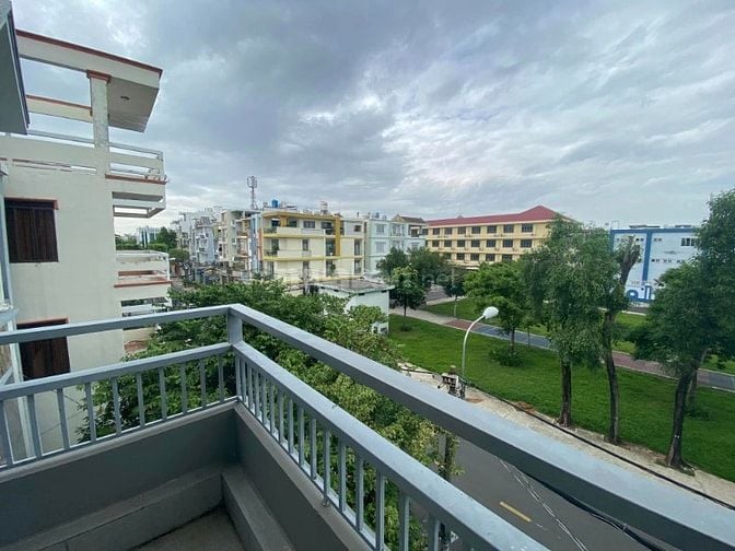 Biệt thự cho thuê 8x20m 2 lầu, đối diện công viên, khu tên lửa.