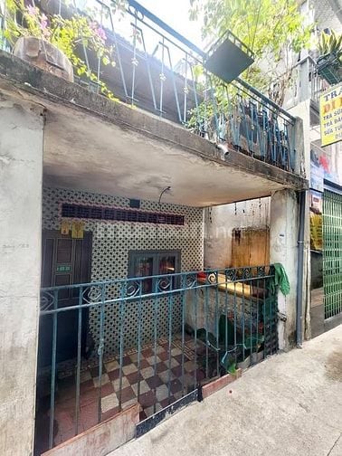 3,98 tỷ nhà nát tiện xây 4x14 cách mt 20 mét , SHR nở hậu đẹp 