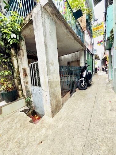 3,98 tỷ nhà nát tiện xây 4x14 cách mt 20 mét , SHR nở hậu đẹp 