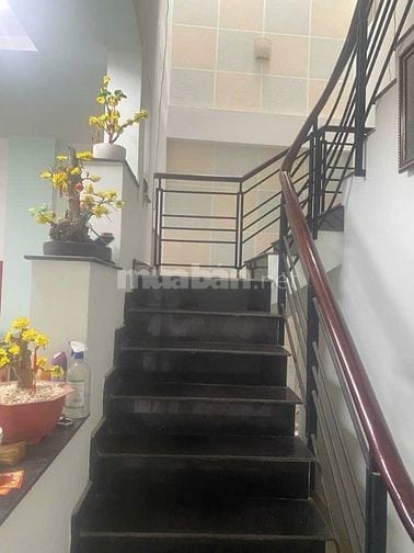 Gần cầu Ông Bốn, DT 5,5x19m, hẻm xe hơi.