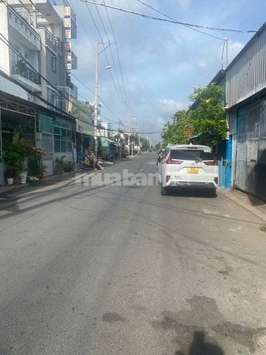 Gần cầu Ông Bốn, DT 5,5x19m, hẻm xe hơi.