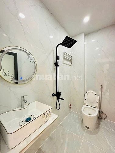 bán nhà ngay Võ Văn Tần, Quận 3. Giá 3 tỷ 090tr/ 65m2, sổ hồng riêng