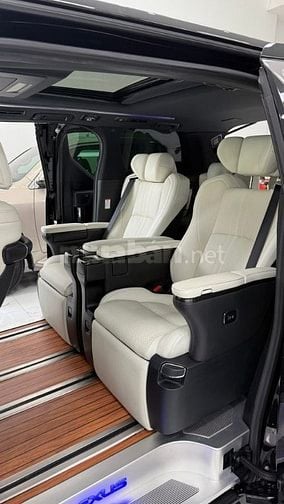 Bán Lexus LM350 sản xuất 2021, màu đen, nội thất kem.