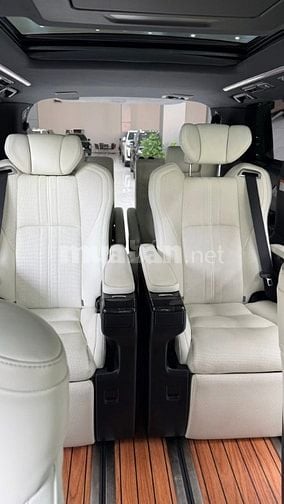 Bán Lexus LM350 sản xuất 2021, màu đen, nội thất kem.