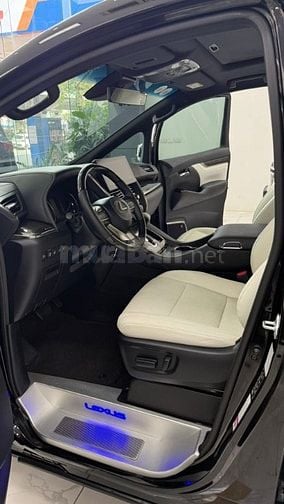 Bán Lexus LM350 sản xuất 2021, màu đen, nội thất kem.