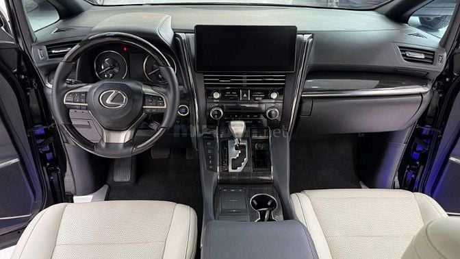 Bán Lexus LM350 sản xuất 2021, màu đen, nội thất kem.