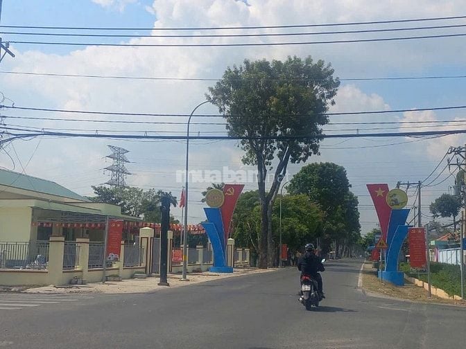 Bán đất ngay ngã 4 Phạm Văn Cội với đường 490, 10x43m, thổ cư 100%