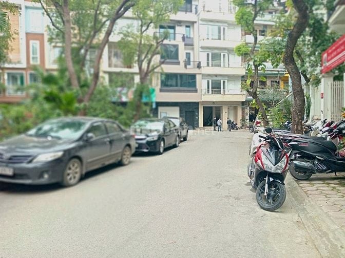 Cho Thuê Nhà Mặt Phố Đội Cấn , DT 56 m2 , Nhà 5 Tầng , Vị Trí Đẹp