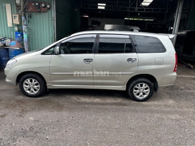 Cần bán toyota inova màu bạc 2008