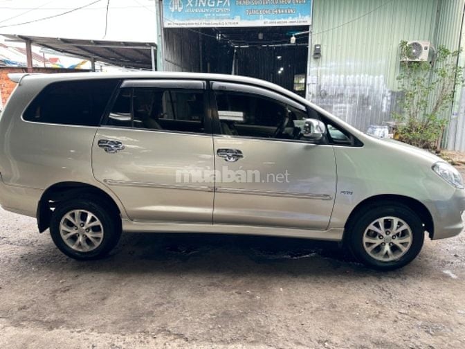 Cần bán toyota inova màu bạc 2008