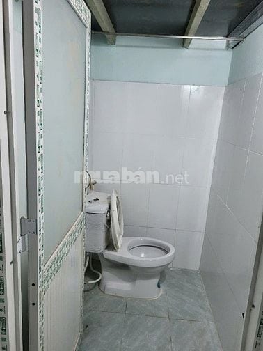 Phòng trọ 15m2 sát ngay chợ Tân Hương, quận Tân Phú, vị trí trung tâm.