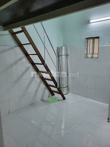 Phòng trọ 15m2 sát ngay chợ Tân Hương, quận Tân Phú, vị trí trung tâm.
