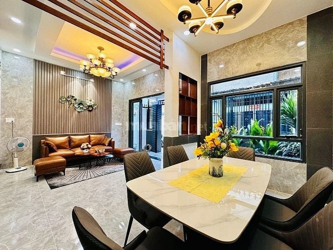 Căn nhà đẹp 54m2 ngay Hoàng Diệu,Quận 4. Giá: 3 Tỷ 220. Hẻm 4.5m thông